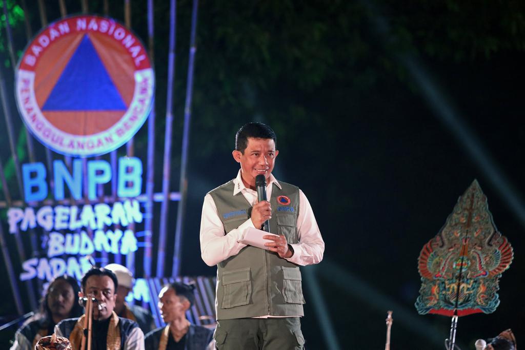 Kepala BNPB Letjen TNI Suharyanto S.Sos., M.M., memberikan sambutan dalam pagelaran Budaya Sadar Bencana (BSB) yang diinisiasi BNPB untuk memberikan edukasi dan literasi kebencanaan di Alun-alun Kabupaten Sumedang, Provinsi Jawa Barat, pada Sabtu (8/7). 
